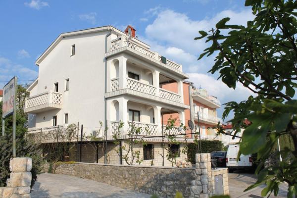 Na zdjęciu widoczny jest obiekt Apartments with a parking space Selce, Crikvenica - 5287 położony w mieście Selce.