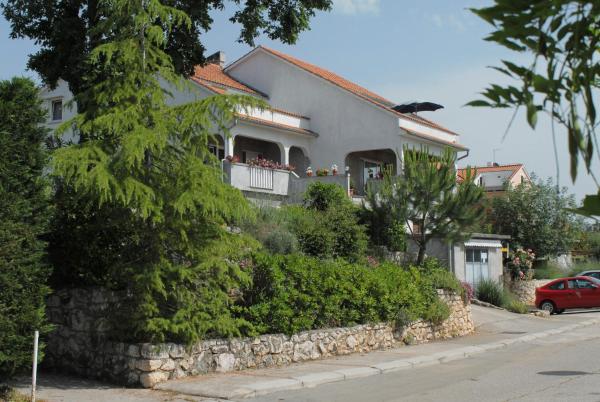 A la foto es mostra l'objecte Apartments with parking space Njivice, Krk - 5427 situat a la ciutat de Njivice.