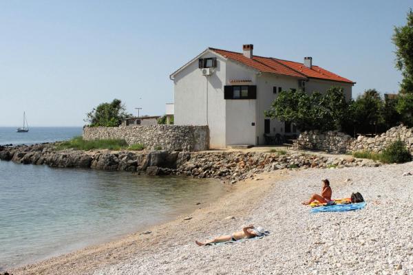 Na fotografii je vidět objekt Apartments by the sea Krk - 5400 nacházející se ve městě Krk.