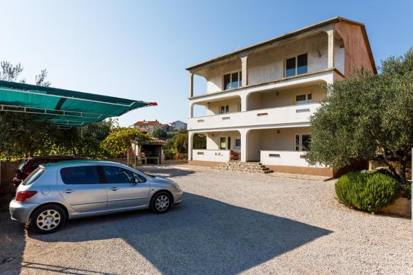 A la foto es mostra l'objecte Apartments with parking space Kornic, Krk - 5306 situat a la ciutat de Kornić.