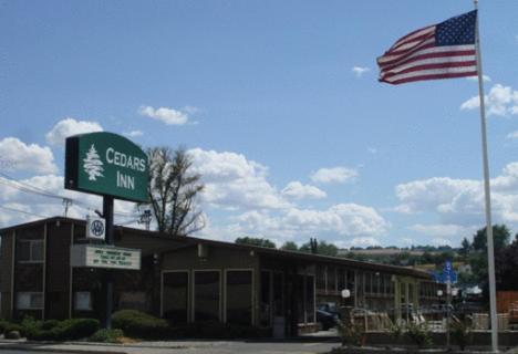 На фото показан объект Cedars Inn Lewiston, расположенный в городе Clarkston.