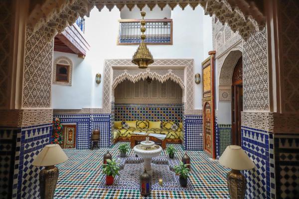 A la foto es mostra l'objecte Dar Hafsa situat a la ciutat de Fes.