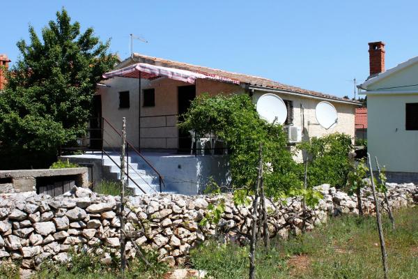 Na fotografii je vidět objekt Holiday apartments Veli Iz, Iz - 6253 nacházející se ve městě Mali Iž.