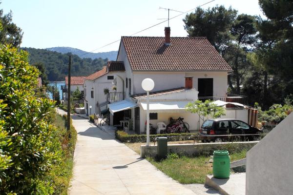På billedet ses objektet Apartments by the sea Brgulje, Molat - 6241 beliggende i byen Brgulje.