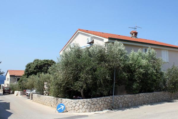 A la foto es mostra l'objecte Apartments by the sea Mandre, Pag - 6373 situat a la ciutat de Kolan.
