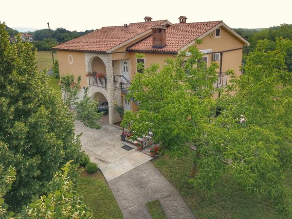 Na fotografii je vidět objekt Apartments with a parking space Sumber, Central Istria - Sredisnja Istra - 7175 nacházející se ve městě Šumber.