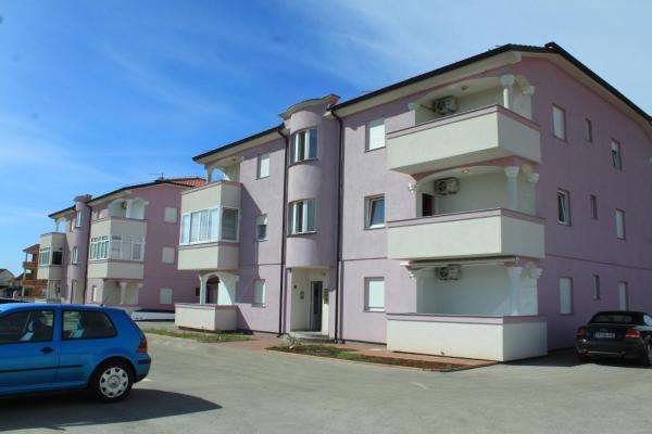 På billedet ses objektet Apartments with a parking space Valbandon, Fazana - 7258 beliggende i byen Fondole.