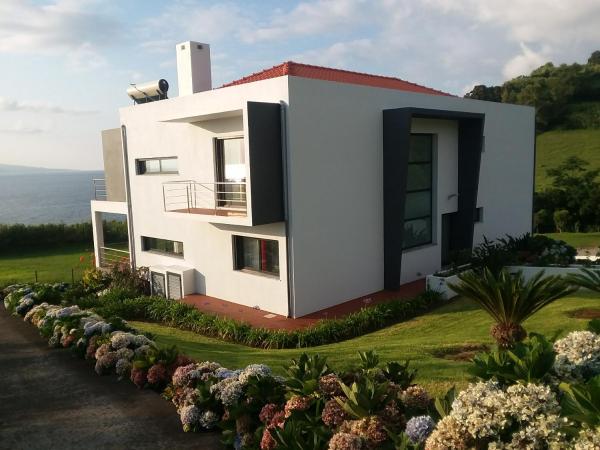 En la foto se muestra el objeto Azores, Faial , Horta, Vacation Beach Front Home, First & Second Floor for rent separately ubicado en la ciudad de Ribeirinha.