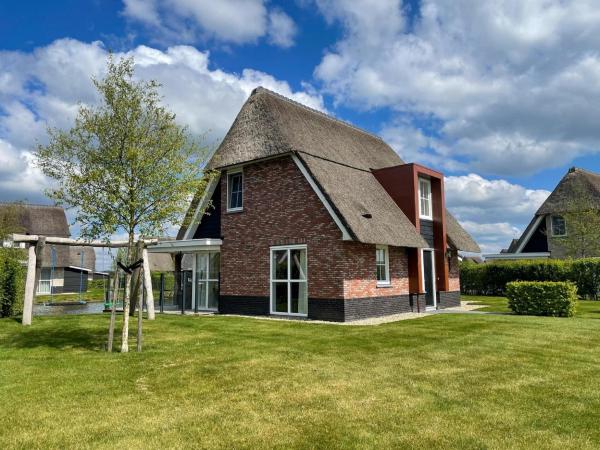Na fotografii je vidět objekt Villa in Friesland with Jacuzzi and Sauna nacházející se ve městě Delfstrahuizen.