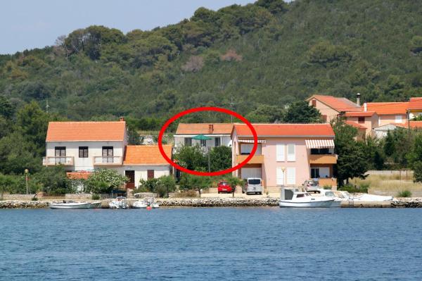 La photo montre l'objet Apartments by the sea Verunic, Dugi otok - 8104 situé dans la ville de Verunić.