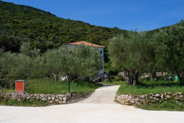 Na fotografii je vidět objekt Apartments by the sea Luka, Dugi otok - 8151 nacházející se ve městě Luka.