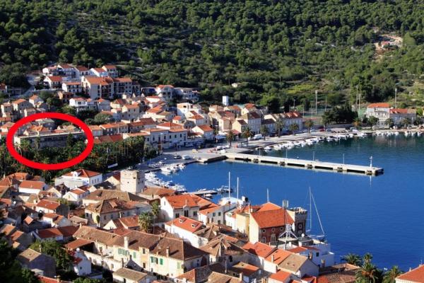 På billedet ses objektet Apartments by the sea Vis - 8906 beliggende i byen Vis.
