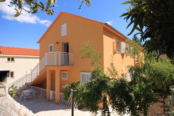 A la foto es mostra l'objecte Apartments by the sea Korcula - 9154 situat a la ciutat de Korčula.