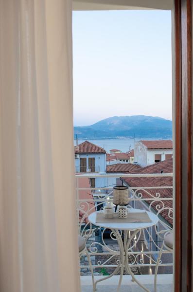 Na zdjęciu widoczny jest obiekt Leone suites położony w mieście Nafpaktos.