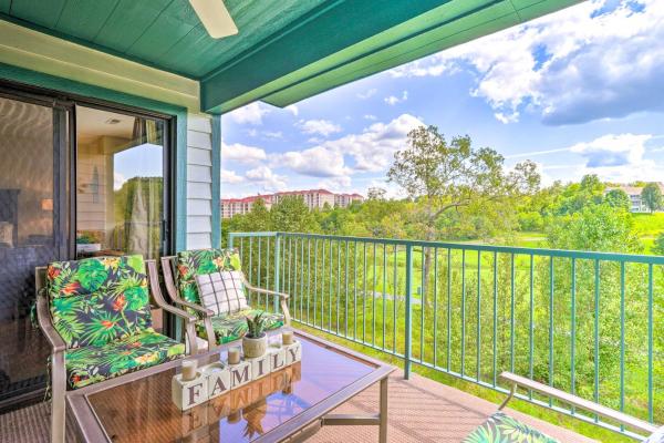 A la foto es mostra l'objecte Walk to Strip! Cozy Branson Condo w/ Pool situat a la ciutat de Branson.