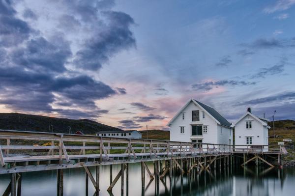 Na foto é possível ver o objeto Lovisenborg Brygge localizado na cidade de Berlevåg.
