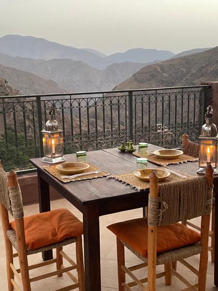The photo shows the Issouganes N Toubkal Maison d hôtes located in the city of Oukaïmeden.