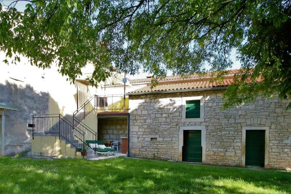 Na zdjęciu widoczny jest obiekt Holiday house with a parking space Sinozici, Central Istria - Sredisnja Istra - 11629 położony w mieście Sveti Ivan.
