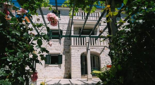 A la foto es mostra l'objecte Apartments by the sea Sumartin, Brac - 11651 situat a la ciutat de Sumartin.
