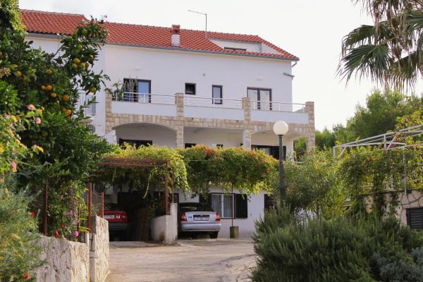 A la foto es mostra l'objecte Apartments with parking space Jelsa, Hvar - 5703 situat a la ciutat de Jelsa.
