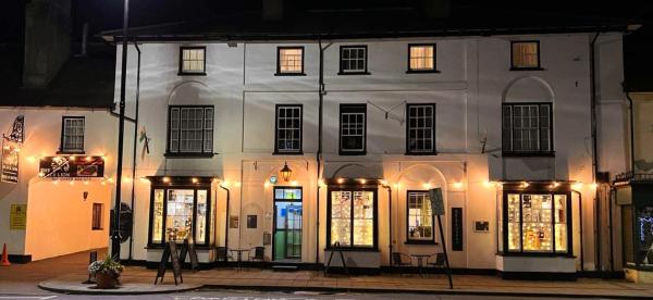 A la foto es mostra l'objecte The Black Lion Royal Hotel situat a la ciutat de Lampeter.
