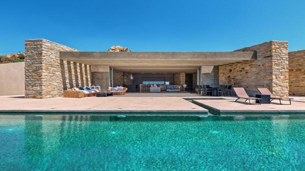 Auf dem Foto ist das Objekt Private Five Br Luxury Peaceful Mylo Villa W Two Pools Close to Mylopotas Beach in der Stadt Manganari zu sehen.