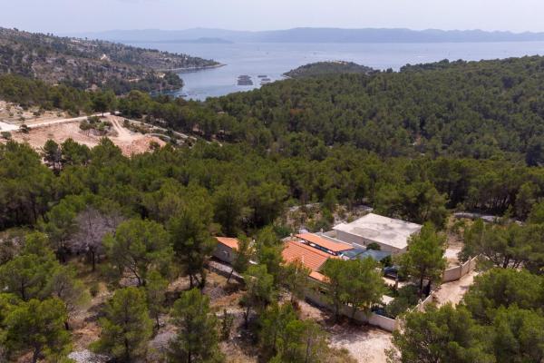 A la foto es mostra l'objecte Family friendly house with a swimming pool Cove Koramaslinova - Koromaslinova, Brac - 15479 situat a la ciutat de Milna.