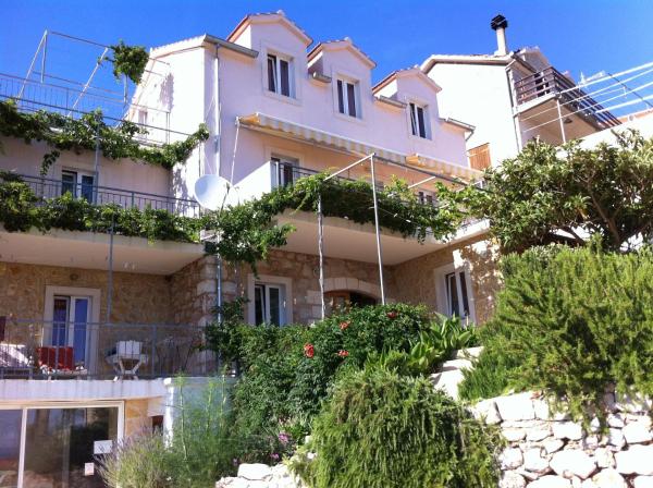 A la foto es mostra l'objecte Apartments with a parking space Ivan Dolac, Hvar - 15483 situat a la ciutat de Jelsa.