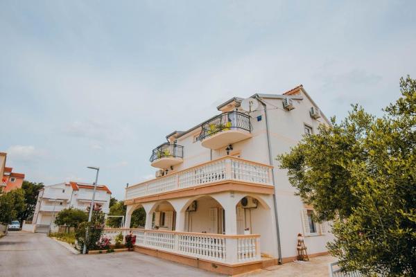 På bildet vises objektet Apartments with a parking space Vodice - 15734 som ligger i byen Vodice.