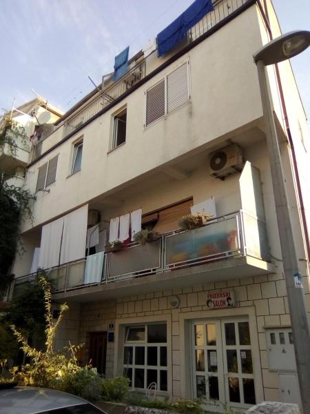 På bildet vises objektet Apartments by the sea Gradac, Makarska - 16073 som ligger i byen Gradac.