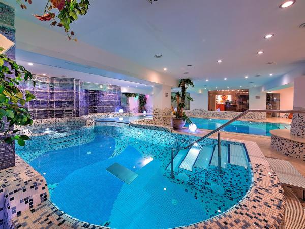 Na zdjęciu widoczny jest obiekt Luna Wellness Hotel położony w mieście Folgarida.