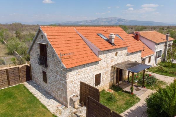 Na zdjęciu widoczny jest obiekt Family friendly house with a swimming pool Bogatic, Krka - 17168 położony w mieście Validžići.