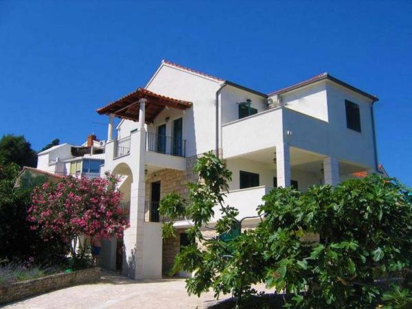 På billedet ses objektet Apartments by the sea Postira, Brac - 17323 beliggende i byen Postira.