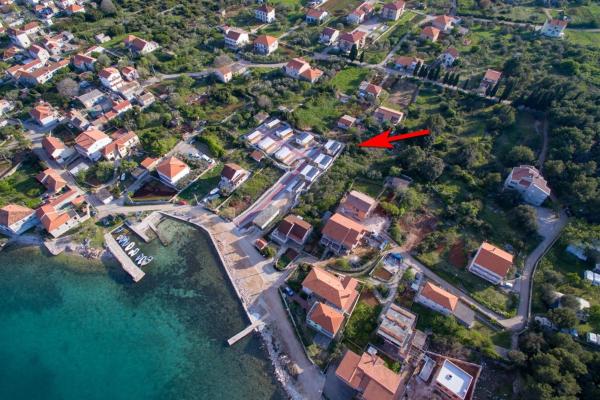 照片显示了位于Pašman市的Apartments by the sea Pasman - 17406物件。