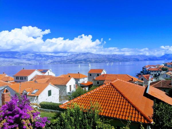 A la foto es mostra l'objecte Apartments Ruža Vjetrova situat a la ciutat de Postira.