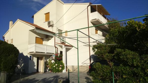 På billedet ses objektet Apartments with parking space Lopar, Rab - 17436 beliggende i byen Lopar.