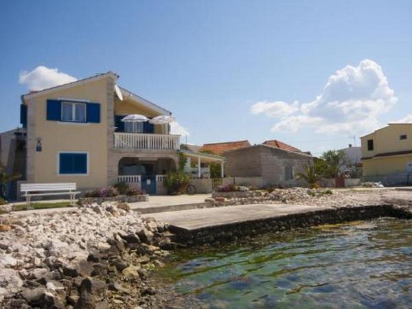 A la foto es mostra l'objecte Family friendly seaside apartments Krapanj, Sibenik - 18004 situat a la ciutat de Krapanj.