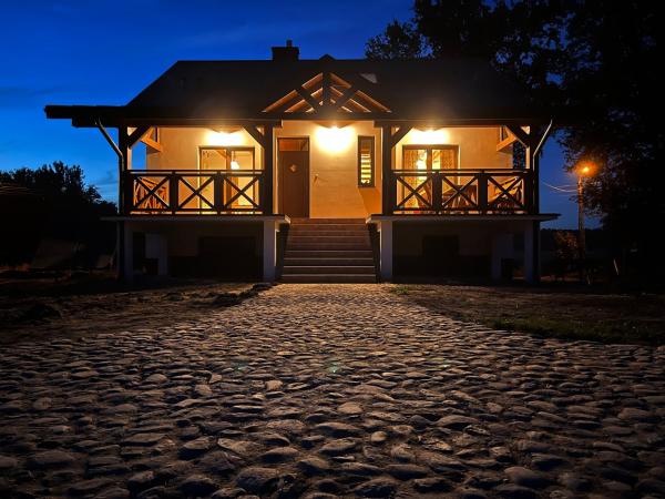 På billedet ses objektet Kasztanówka - dom gościnny na Podlasiu, agroturystyka beliggende i byen Glinnik.