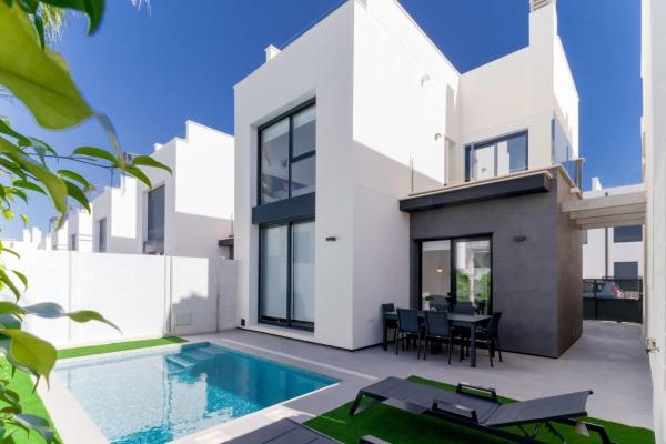 Na zdjęciu widoczny jest obiekt High Tech Villa Navia SPAnien położony w mieście Orihuela.