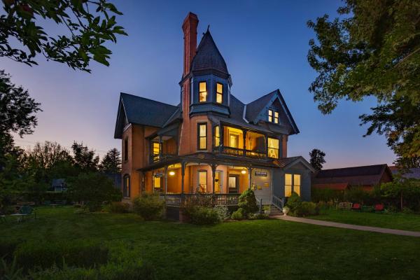 A la foto es mostra l'objecte Gable House Inn situat a la ciutat de Durango.