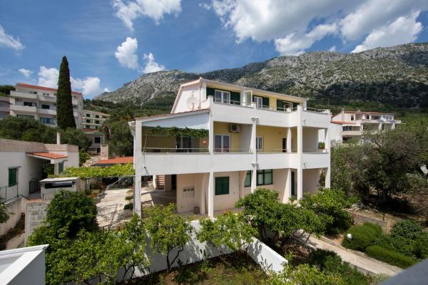 Na zdjęciu widoczny jest obiekt Apartments by the sea Igrane, Makarska - 18069 położony w mieście Igrane.