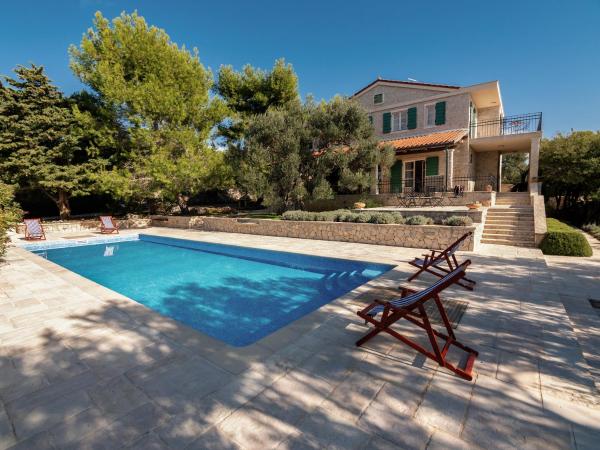 På billedet ses objektet Holiday house with a swimming pool Lun, Pag - 18321 beliggende i byen Lun.