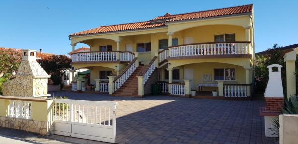 A la foto es mostra l'objecte Apartments with parking space Vir - 18407 situat a la ciutat de Vir.