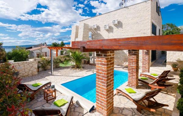 På billedet ses objektet Luxury villa with a swimming pool Novigrad - 18339 beliggende i byen Paljuv.