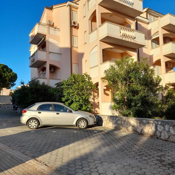 Nella foto è visibile l'oggetto Apartments with a parking space Novalja, Pag - 18499 situato nella città di Novalja (Novaglia).