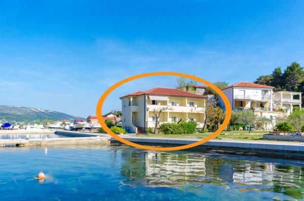 På bilden syns objektet Apartments Darko by the sea som ligger i staden Supetarska Draga.