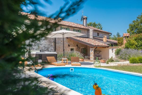 En la foto se muestra el objeto Villa Nonni-romantic stone house ubicado en la ciudad de Prhati.