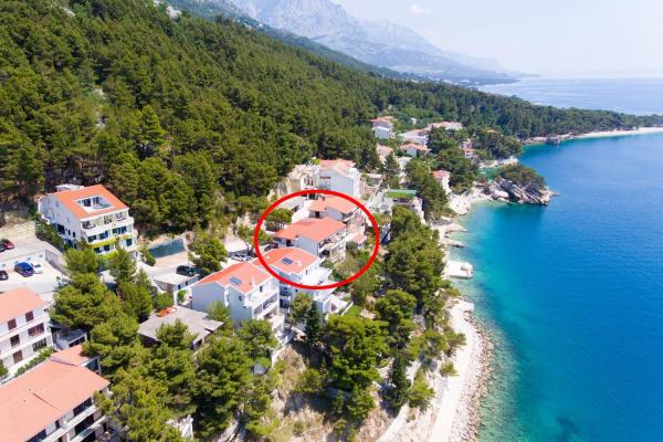 A la foto es mostra l'objecte Apartments by the sea Brela, Makarska - 19205 situat a la ciutat de Brela.