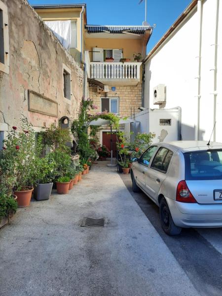 Na zdjęciu widoczny jest obiekt Apartments by the sea Pakostane, Biograd - 19005 położony w mieście Pakoštane.