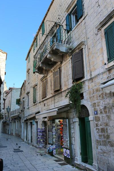 På billedet ses objektet Apartments with parking space Omis - 19051 beliggende i byen Omiš.
